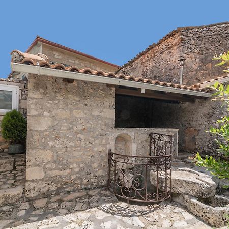 Villa Callisto- Elegant Restored Villa With Pool Yírion المظهر الخارجي الصورة