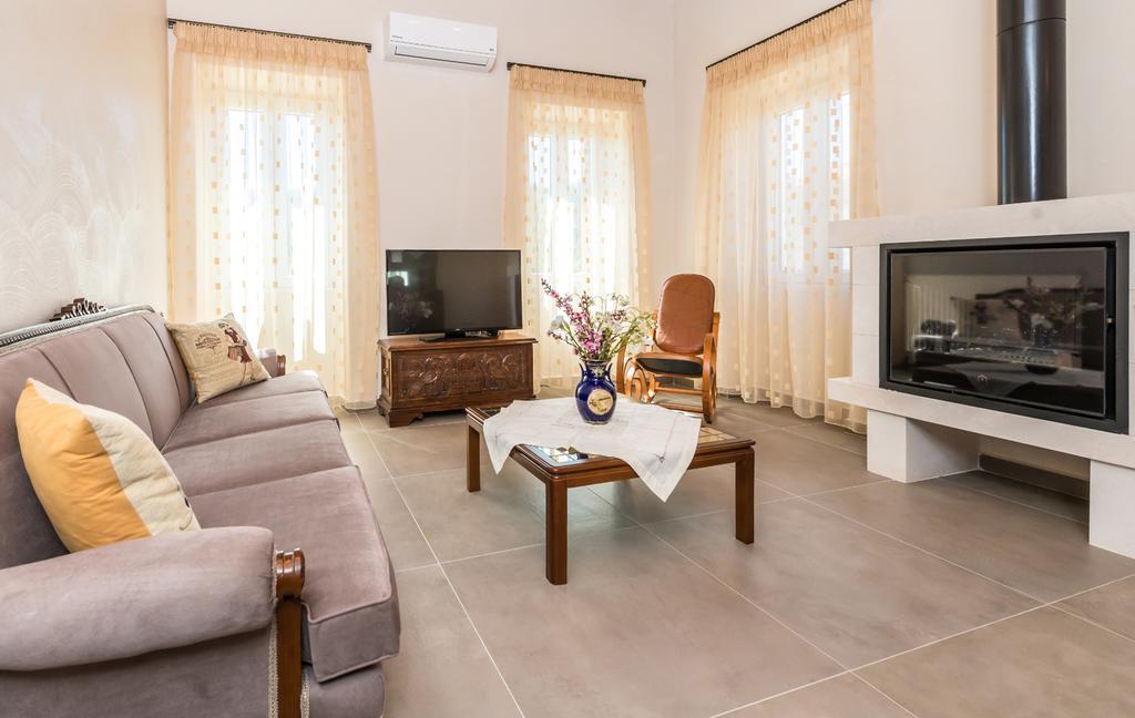 Villa Callisto- Elegant Restored Villa With Pool Yírion المظهر الخارجي الصورة